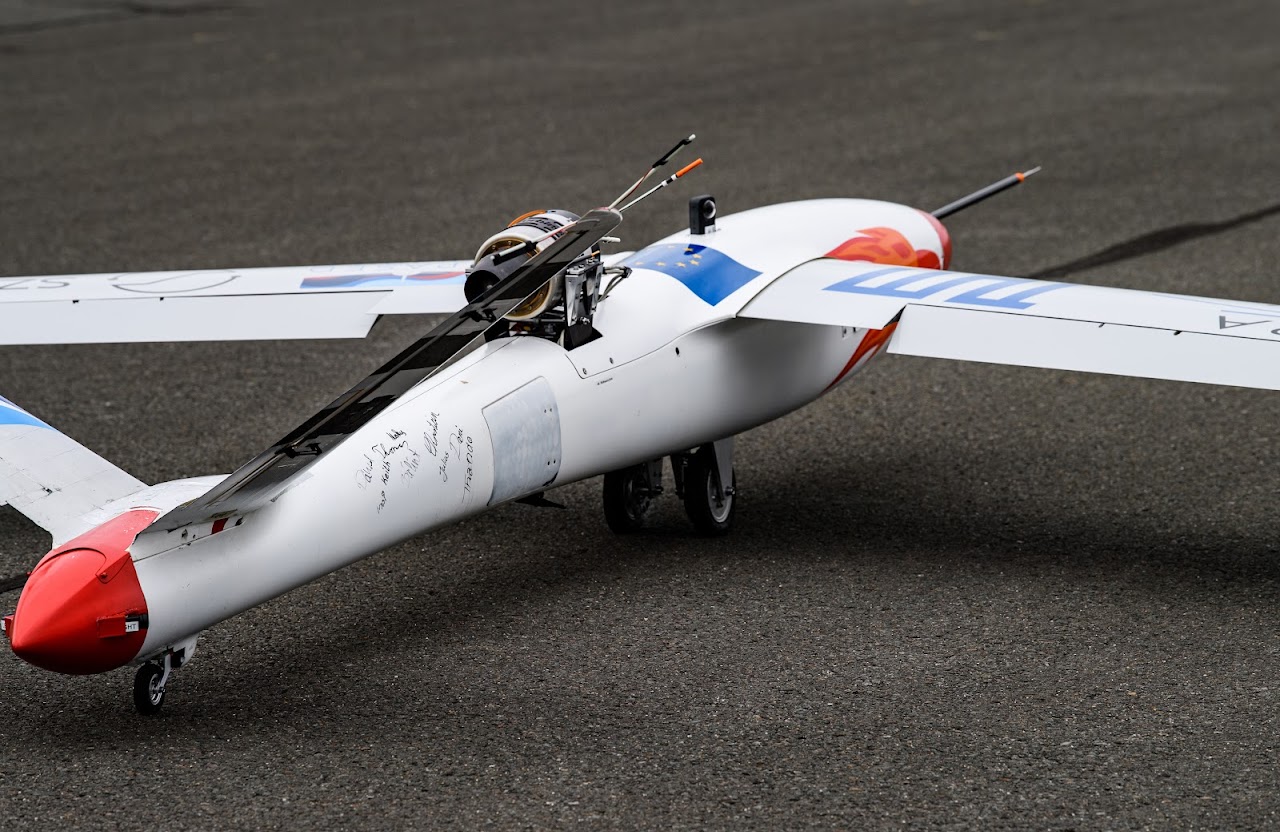 T-FLEX fuselage with pylon-mounted miniature jet engine